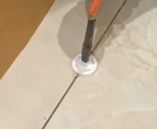 抚顺瓷砖空鼓维修公司专业解答瓷砖在铺贴过程中，如果没有涂抹均匀到位的粘结材料（如水泥砂浆或瓷砖胶），可能会导致以下问题