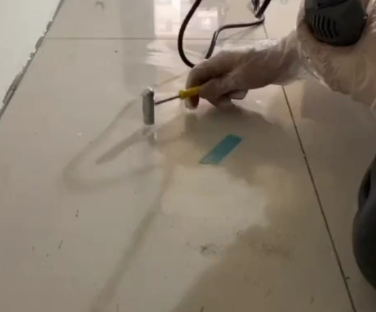 抚顺瓷砖开裂维修公司专业分享瓷砖在铺贴前如果没有沥干水分，将会导致以下问题